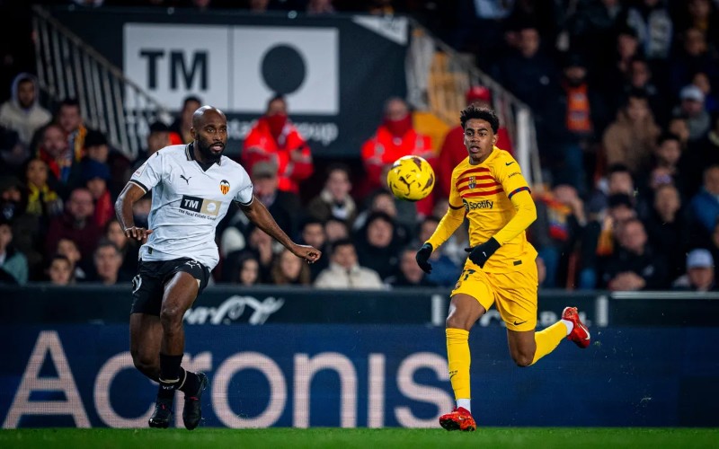Valencia gặp khó trước Barcelona